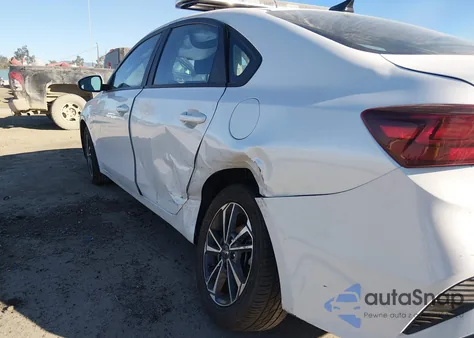 2024 Kia Forte Lxs z USA, uszkodzony, nr VIN 3KPF24AD8RE708577